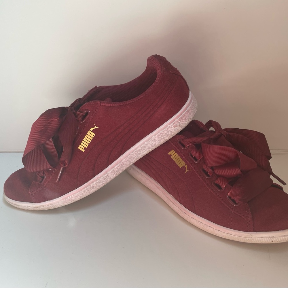 Puma suede burgundy fashion sneaker with bow sz 9.5